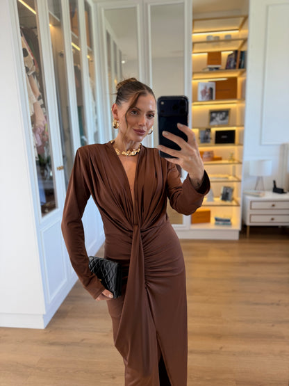 Vestido Longo Drapeado com Fenda e Decote Profundo