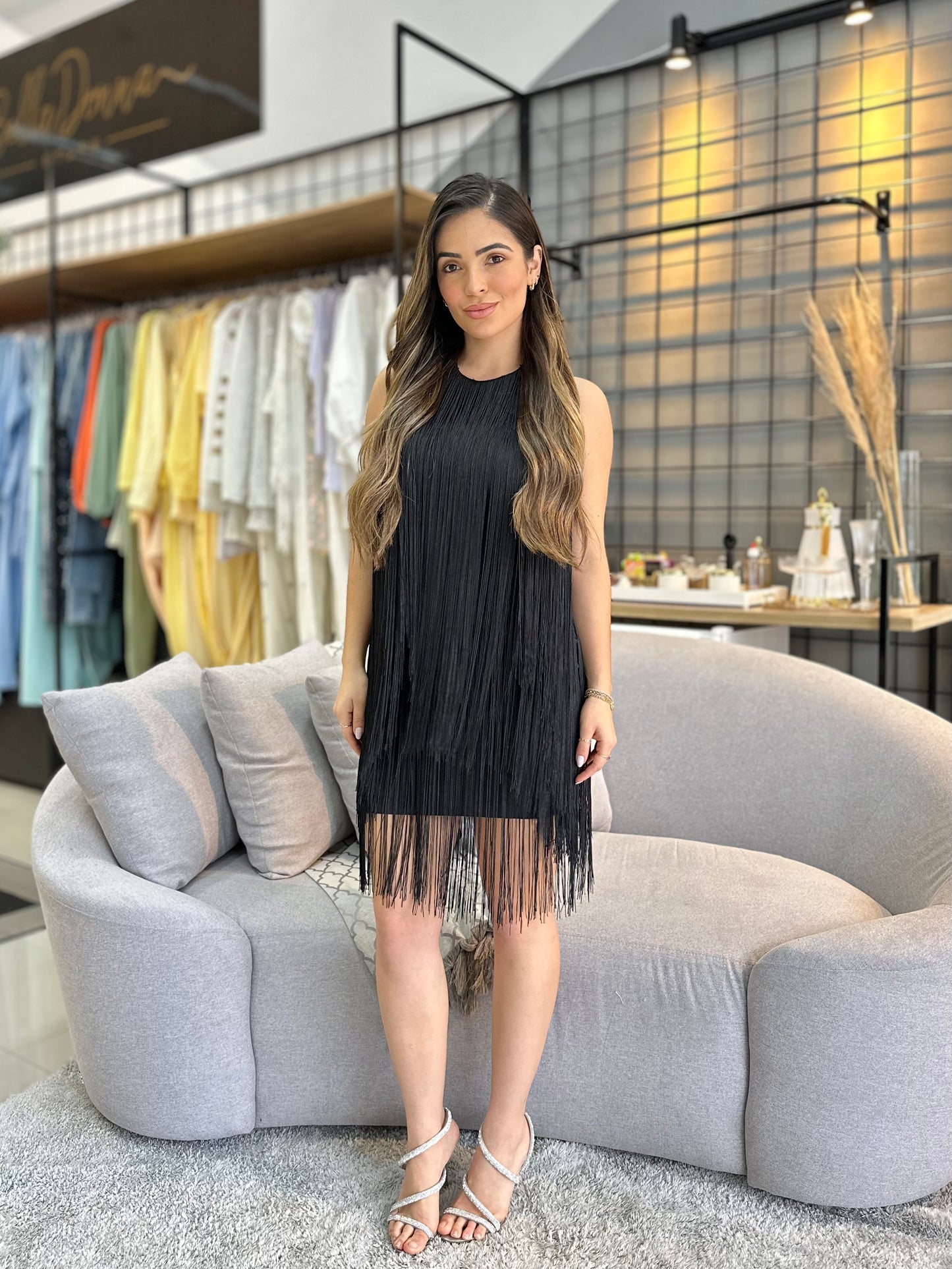 Vestido Curto Frente Única com Franjas