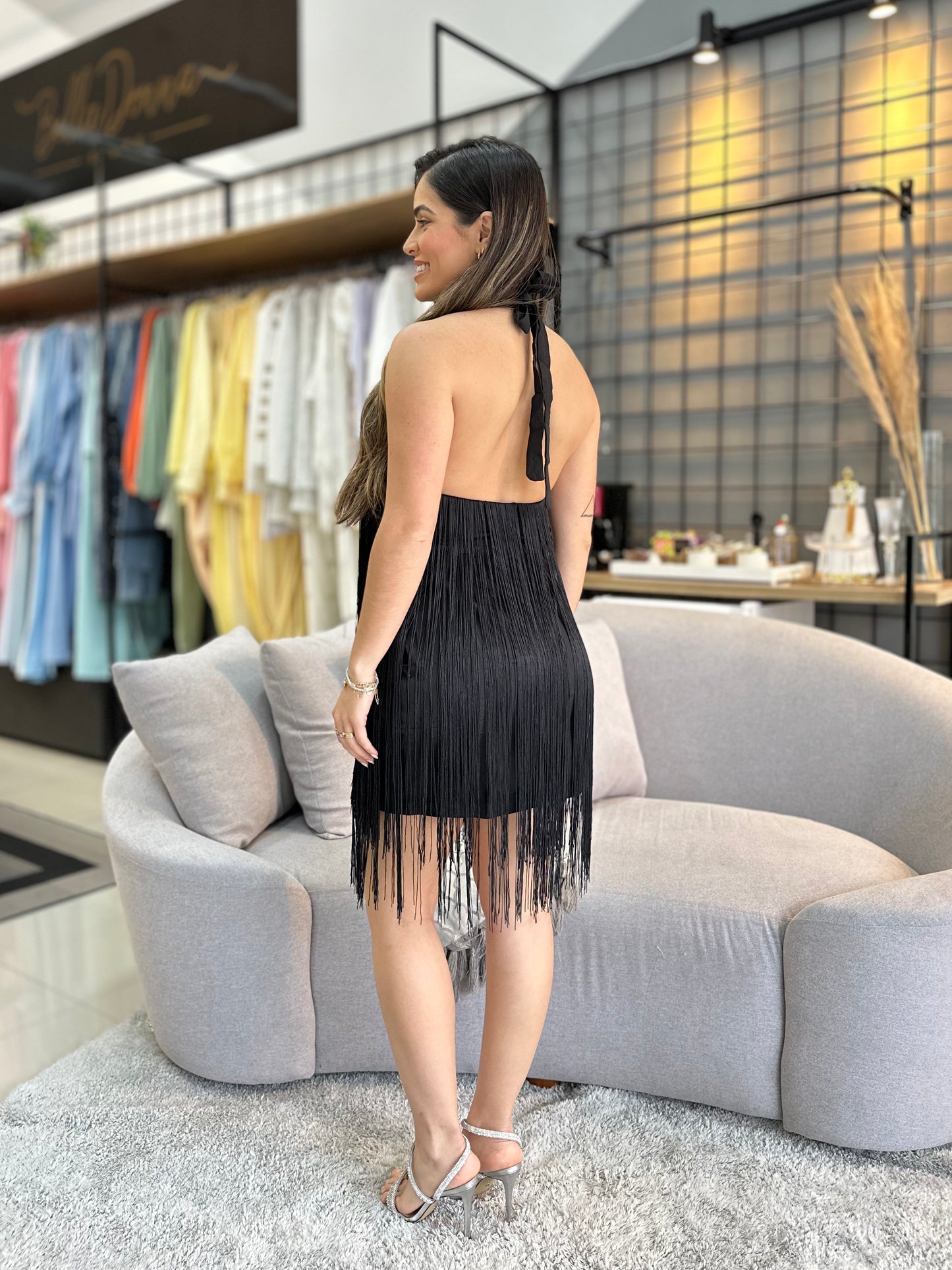 Vestido Curto Frente Única com Franjas