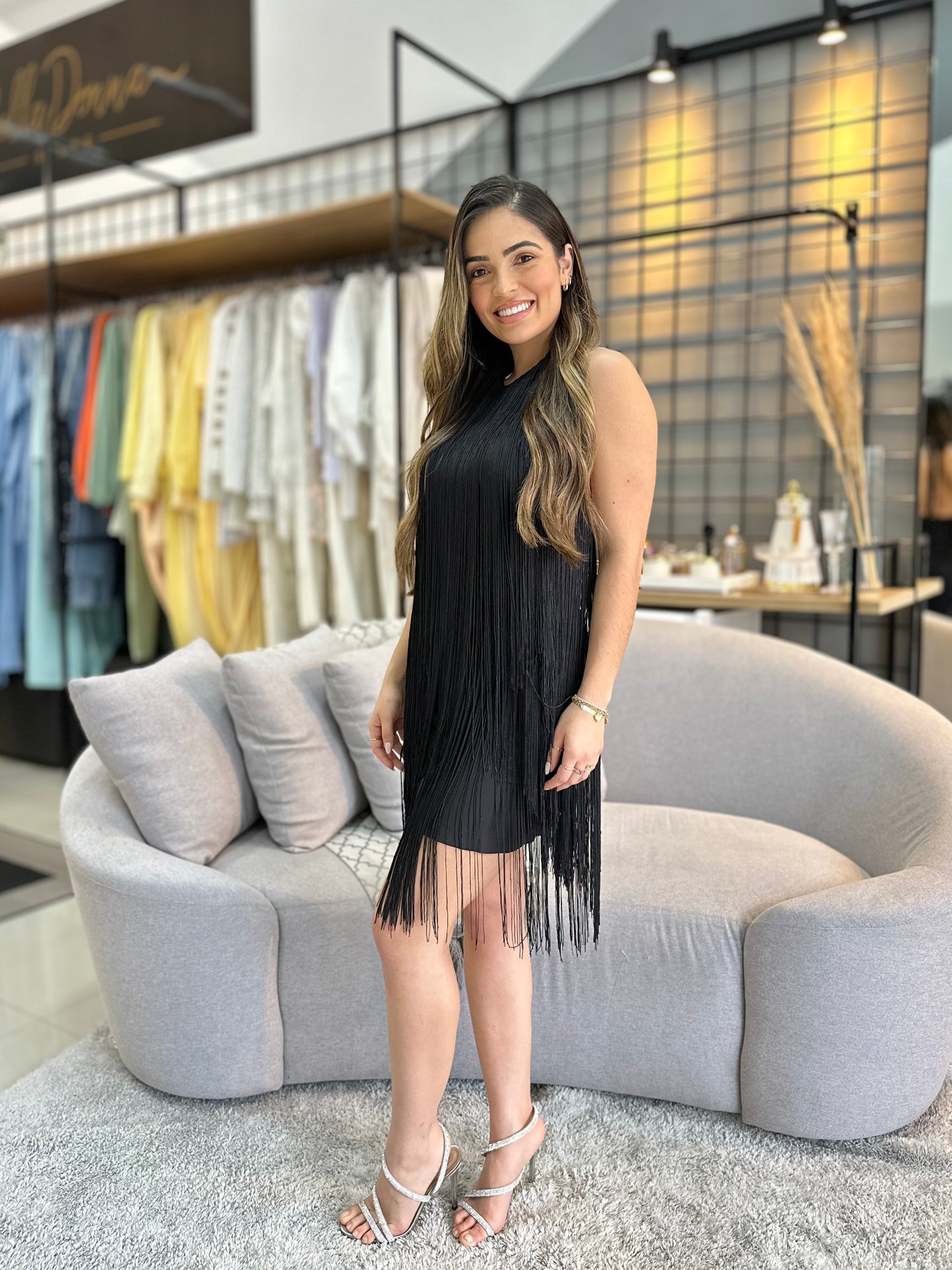 Vestido Curto Frente Única com Franjas