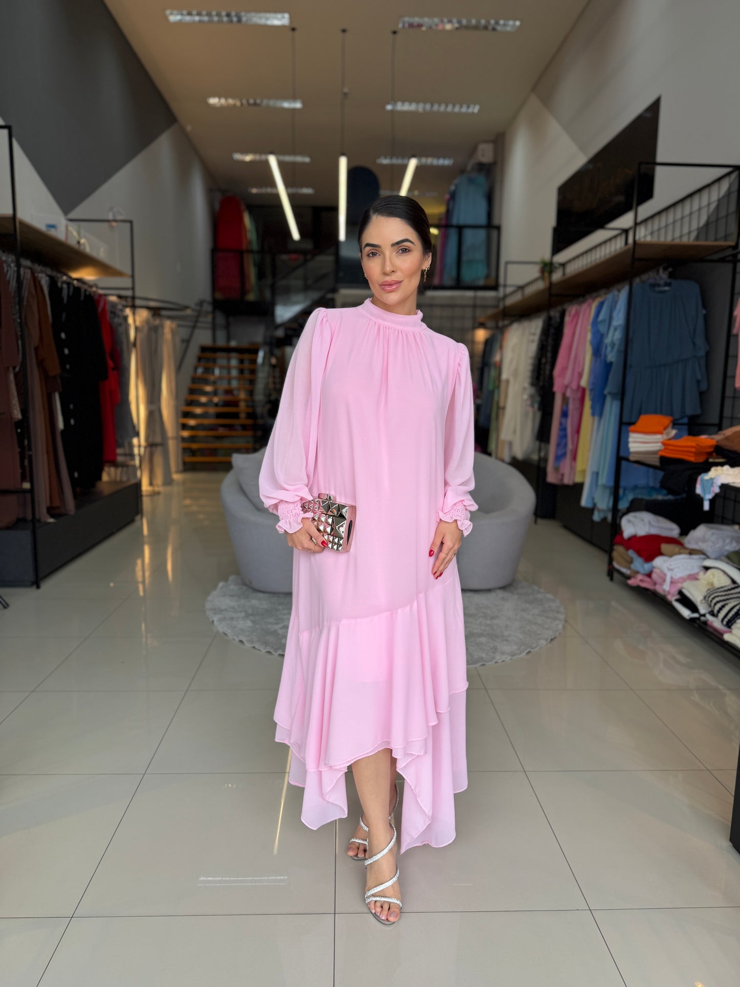 Vestido Midi Rosa com Gola Alta e Camadas Fluídas