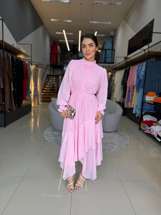 Vestido Midi Rosa com Gola Alta e Camadas Fluídas