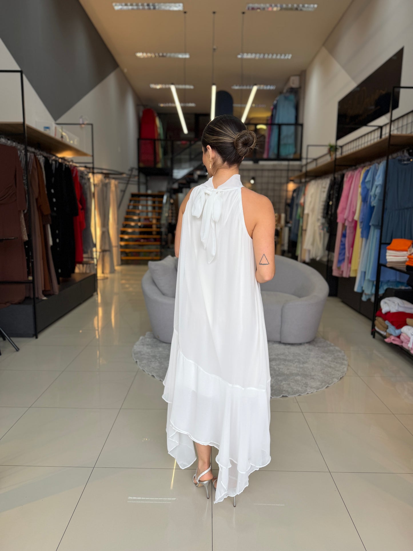Vestido Midi Assimétrico em Chiffon  com Gola Alta