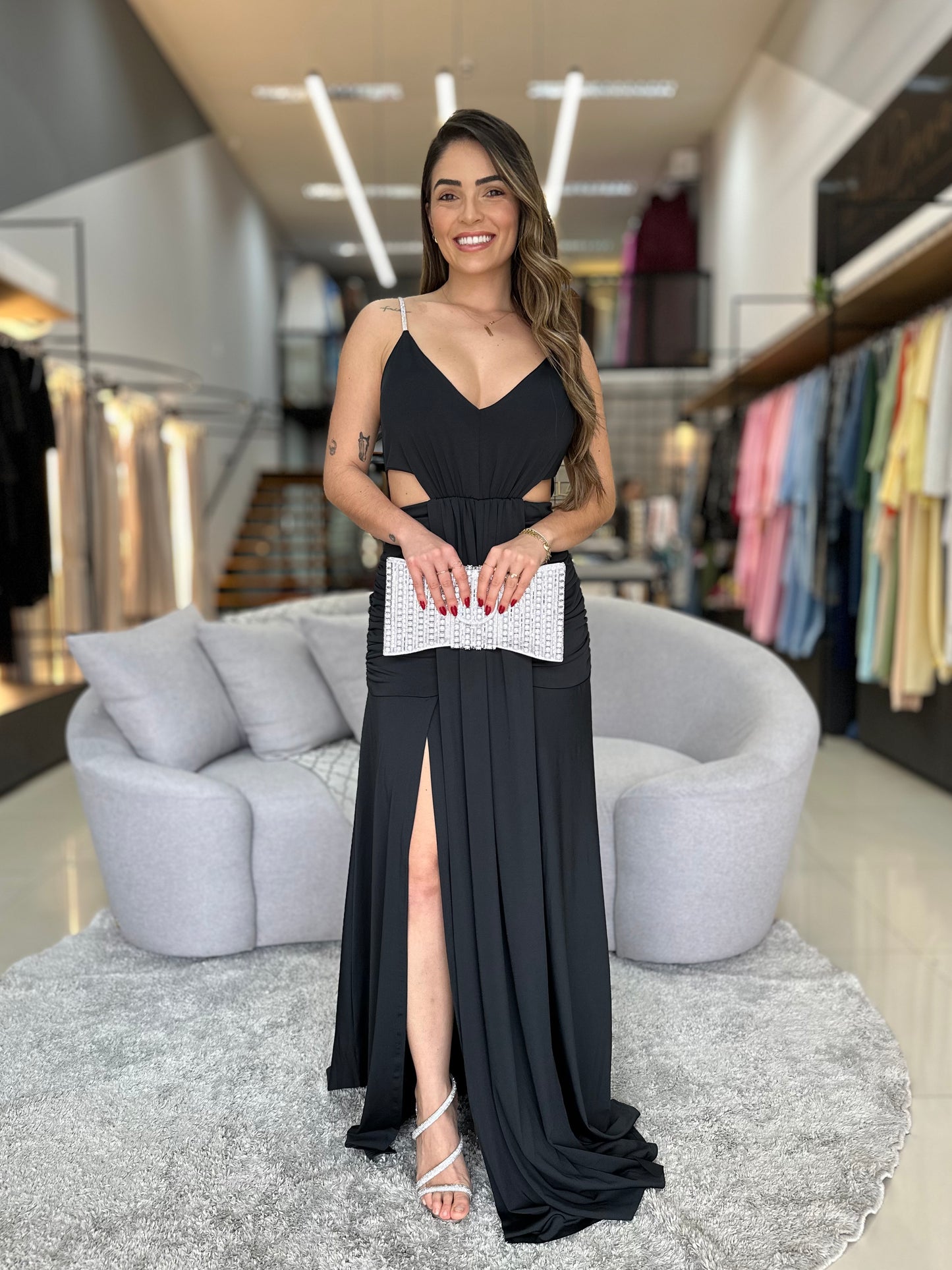 Vestido com Recortes Laterais e Fenda Frontal