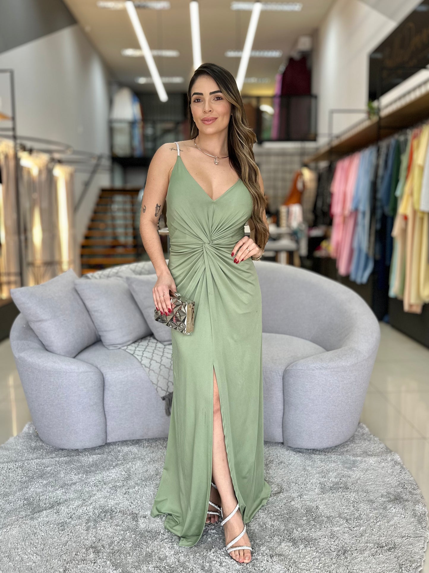 Vestido com Drapeado Central e Fenda