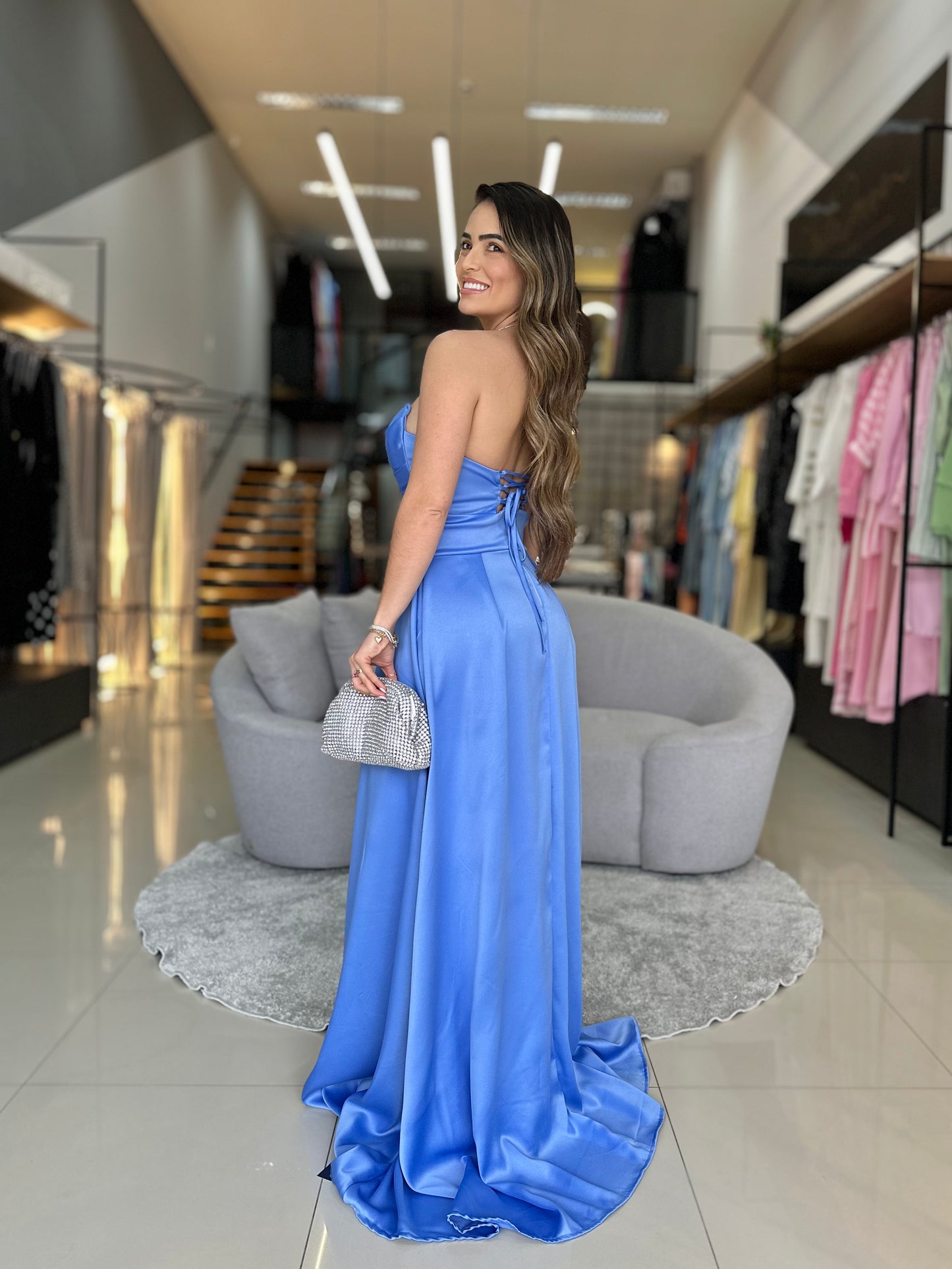 Vestido Longo Azul com Decote Estruturado e Fenda Elegante