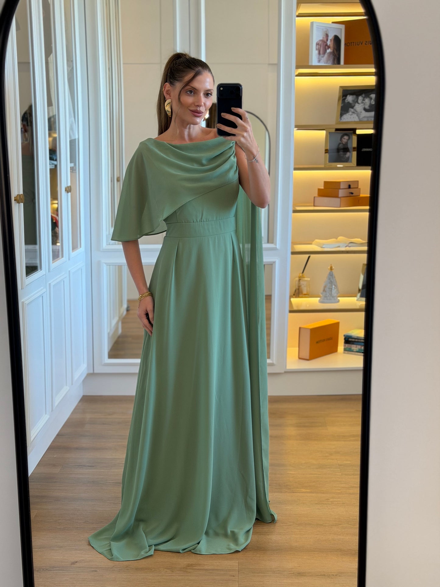 Vestido Longo em Crepe Chiffon com Decote Drapeado e Capa
