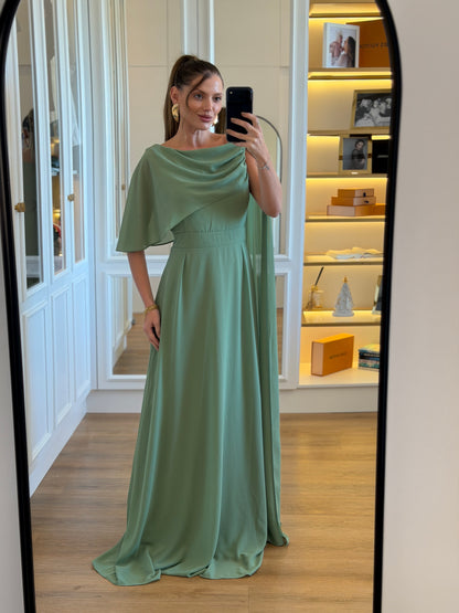Vestido Longo em Crepe Chiffon com Decote Drapeado e Capa