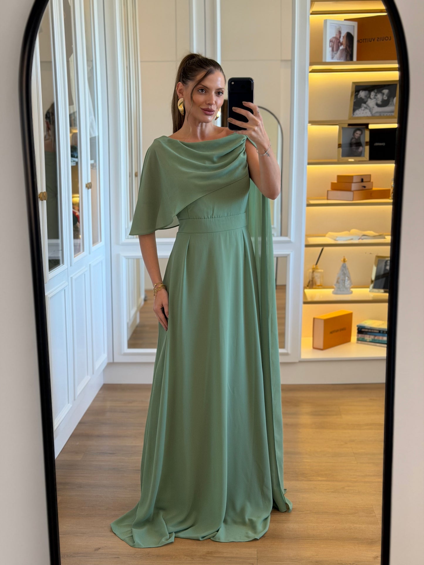 Vestido Longo em Crepe Chiffon com Decote Drapeado e Capa
