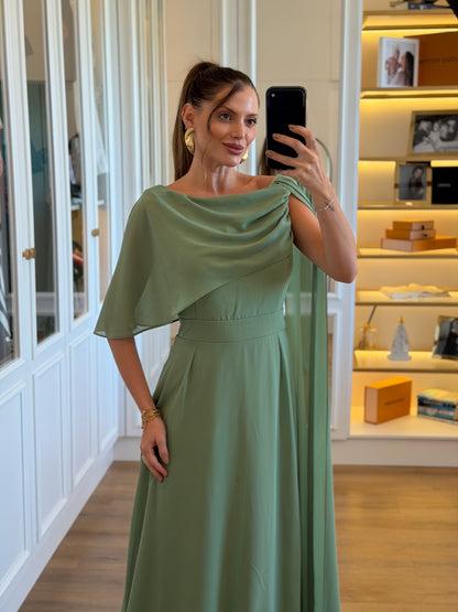 Vestido Longo em Crepe Chiffon com Decote Drapeado e Capa