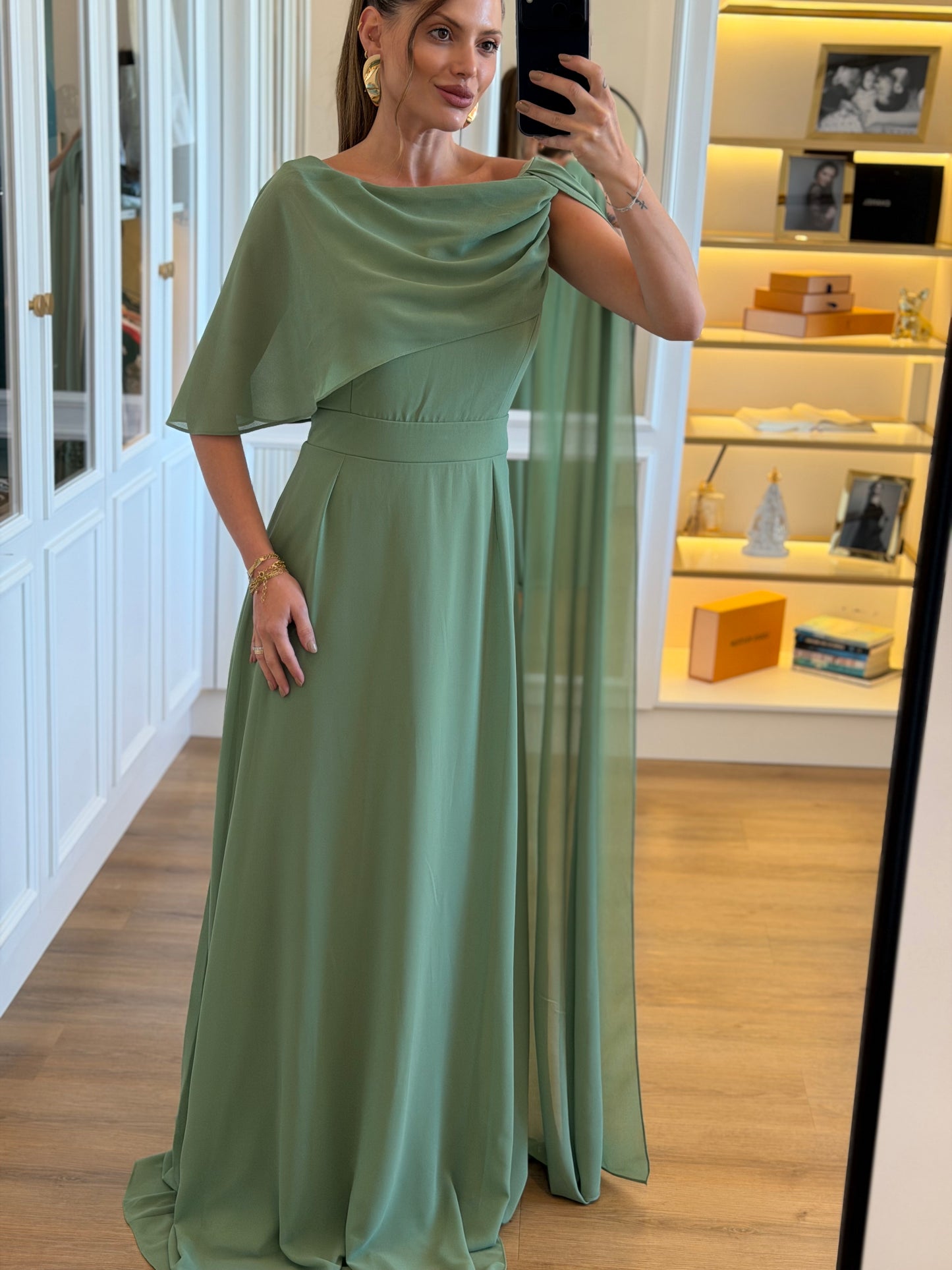 Vestido Longo em Crepe Chiffon com Decote Drapeado e Capa