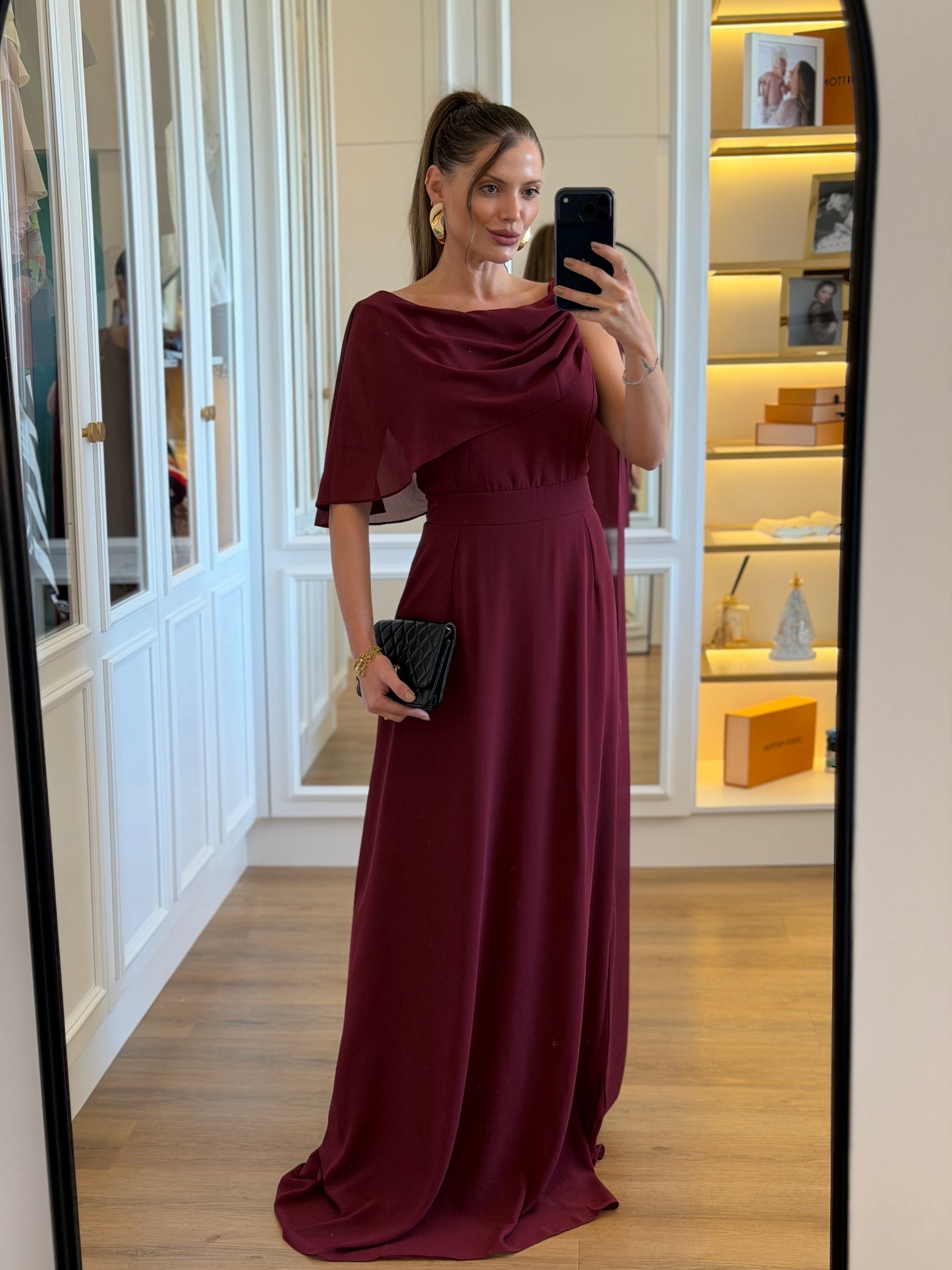 Vestido Longo em Crepe Chiffon com Decote Drapeado e Capa