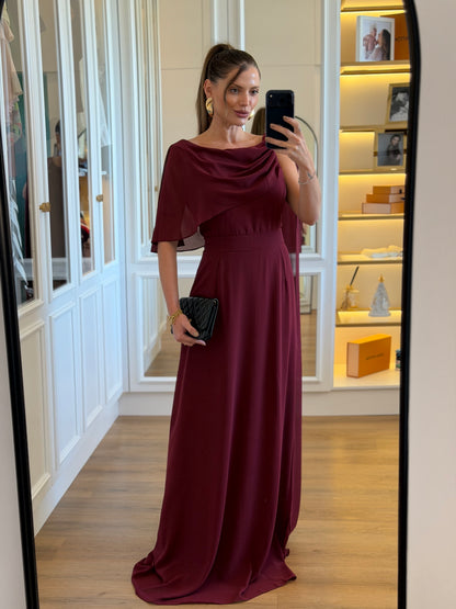 Vestido Longo em Crepe Chiffon com Decote Drapeado e Capa