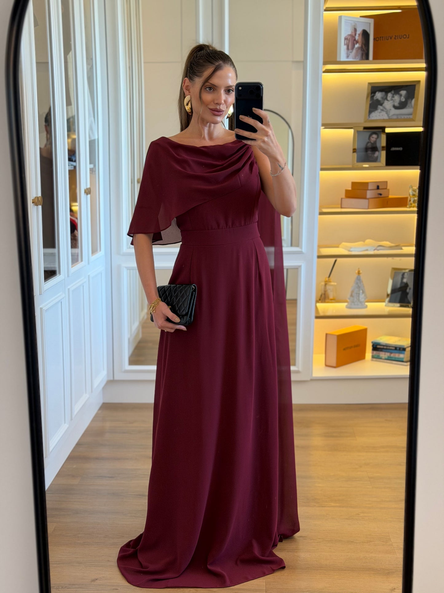 Vestido Longo em Crepe Chiffon com Decote Drapeado e Capa