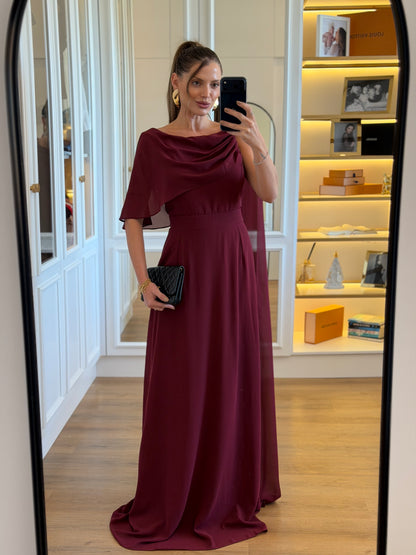 Vestido Longo em Crepe Chiffon com Decote Drapeado e Capa