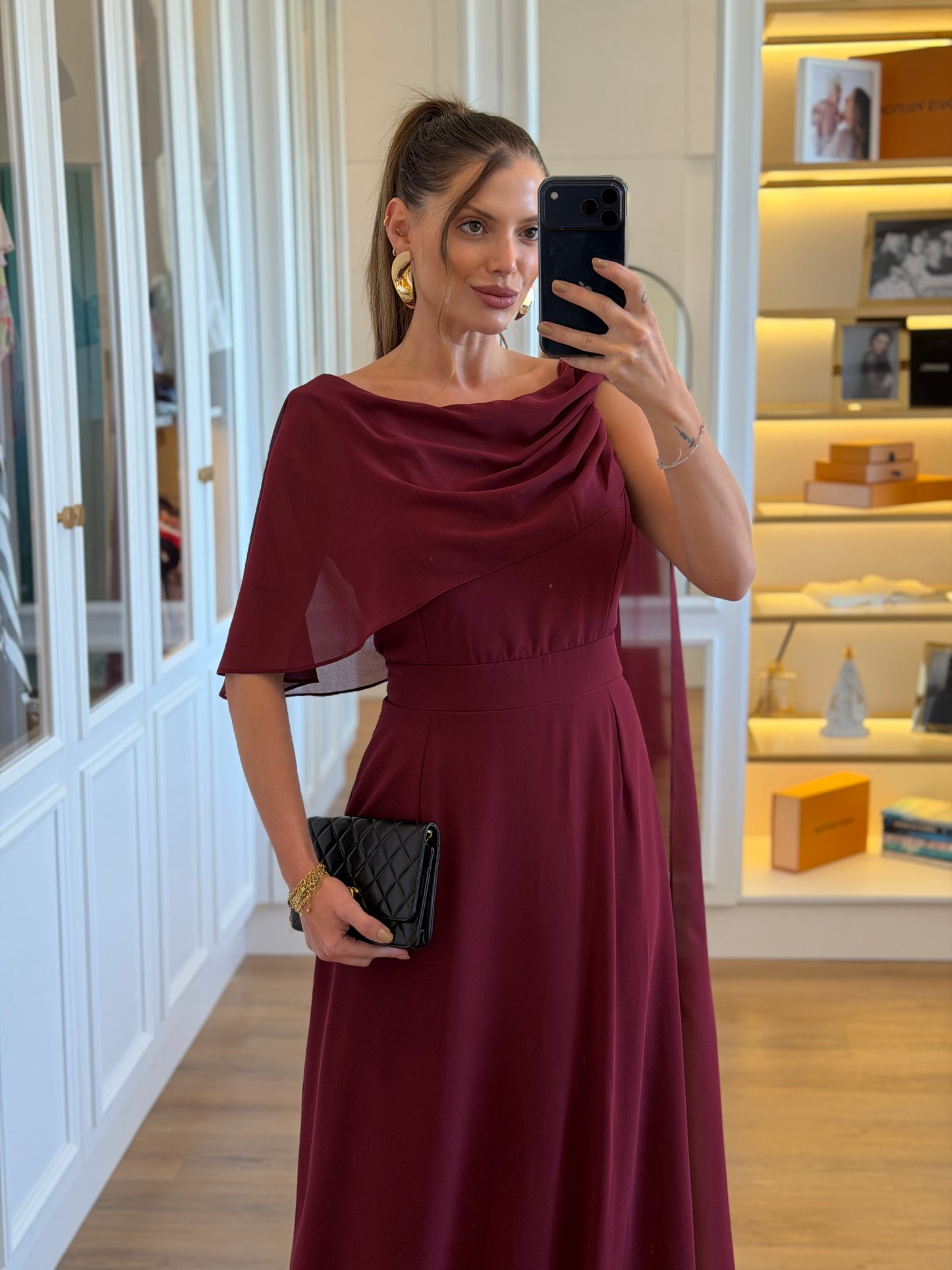 Vestido Longo em Crepe Chiffon com Decote Drapeado e Capa