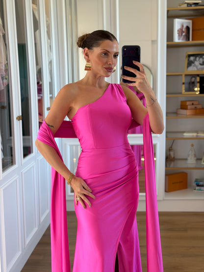 Vestido Longo Elegante com Fenda e Detalhe de Faixa