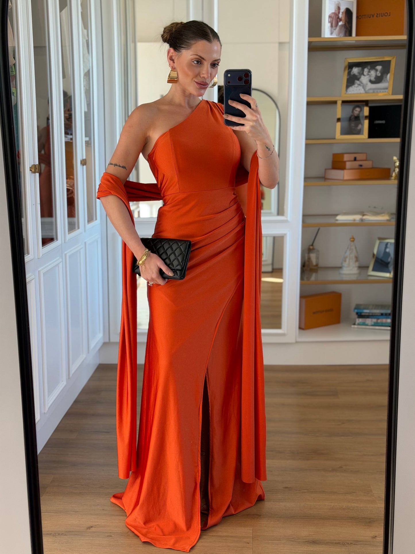 Vestido Longo Elegante com Fenda e Detalhe de Faixa