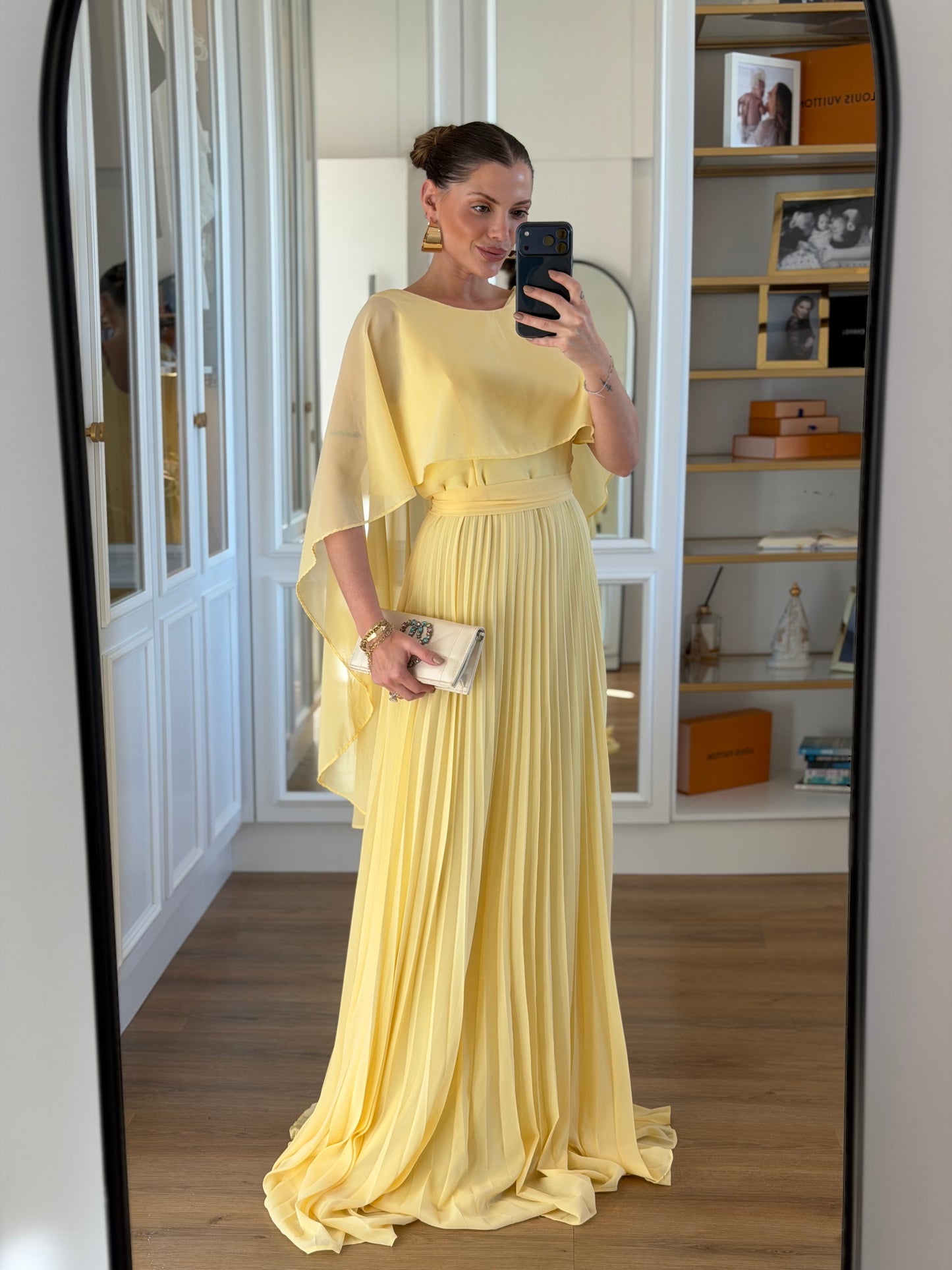Vestido Longo com capa e Saia Plissada