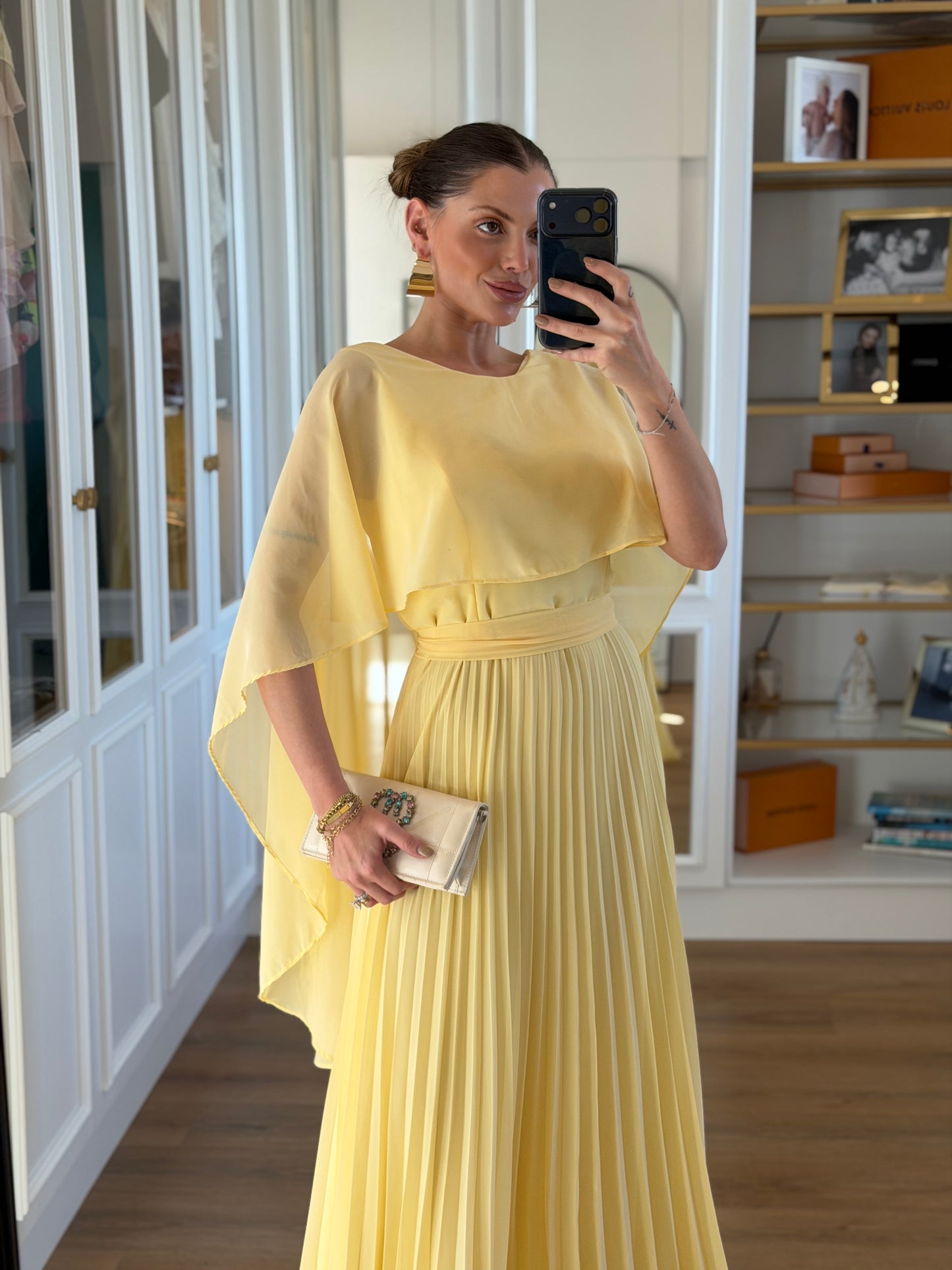 Vestido Longo com capa e Saia Plissada