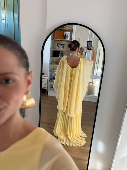 Vestido Longo com capa e Saia Plissada