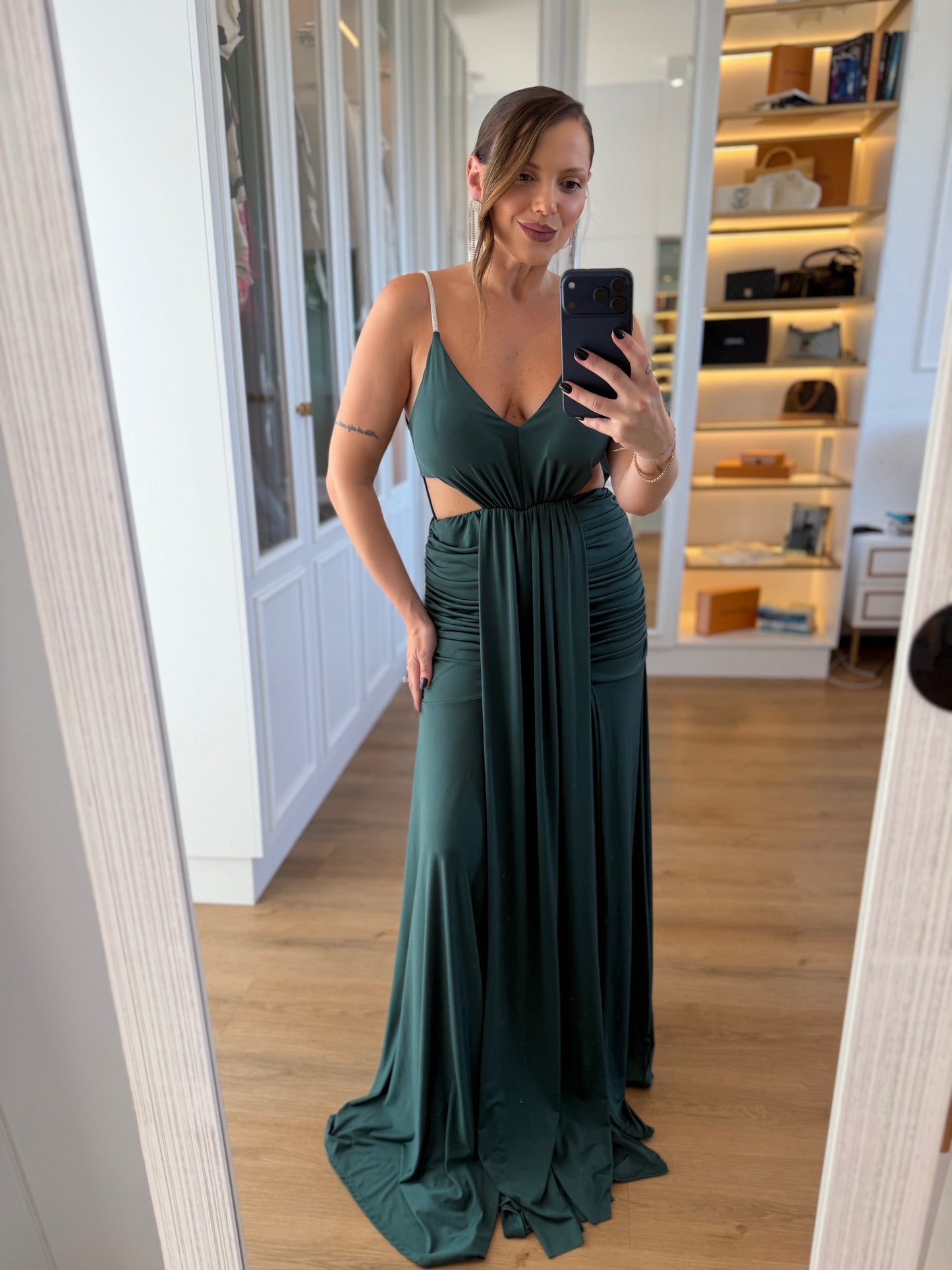 Vestido com Recortes Laterais e Fenda Frontal