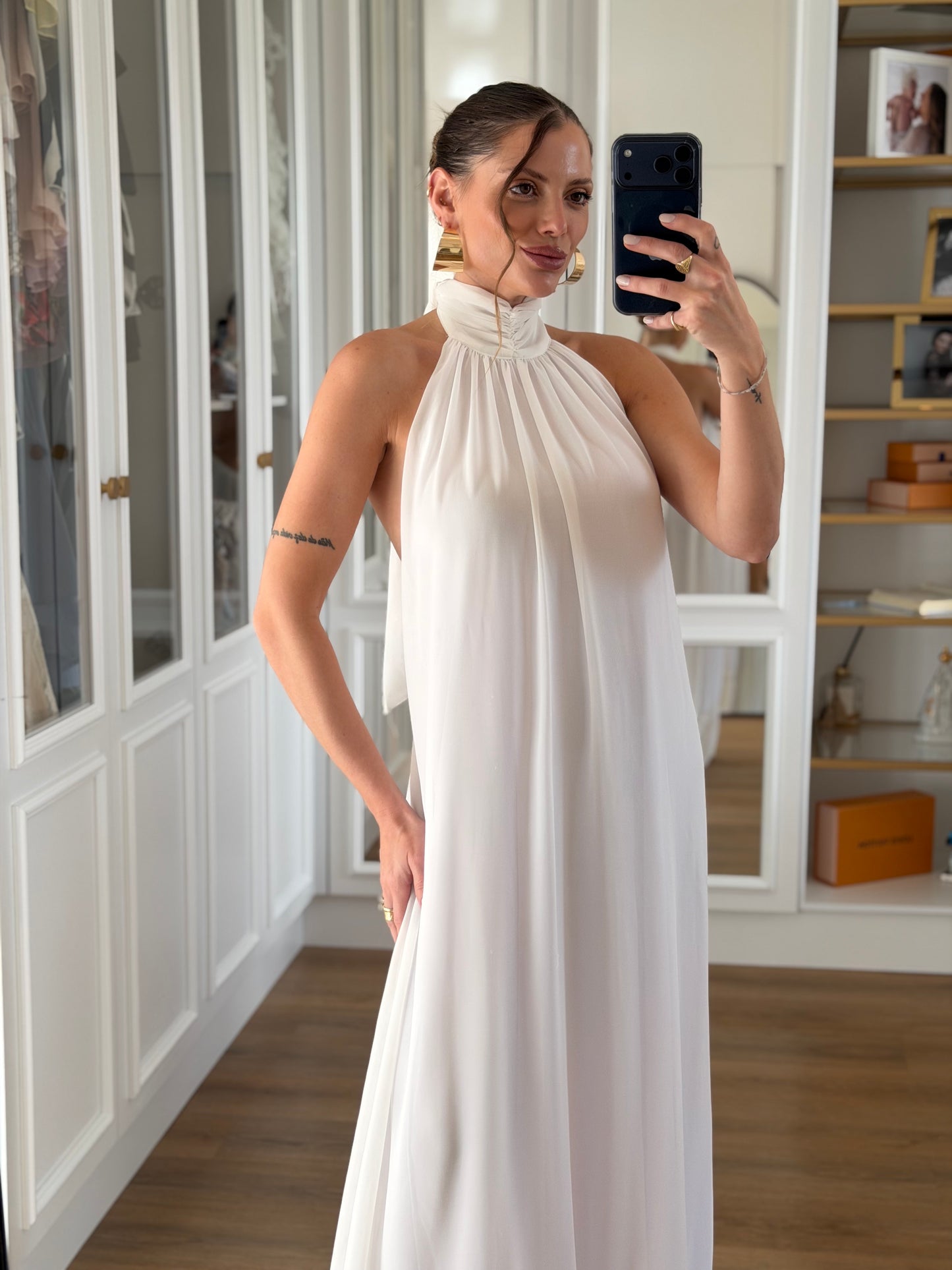 Vestido Longo Gola Alta em Chiffon com Caimento Fluido