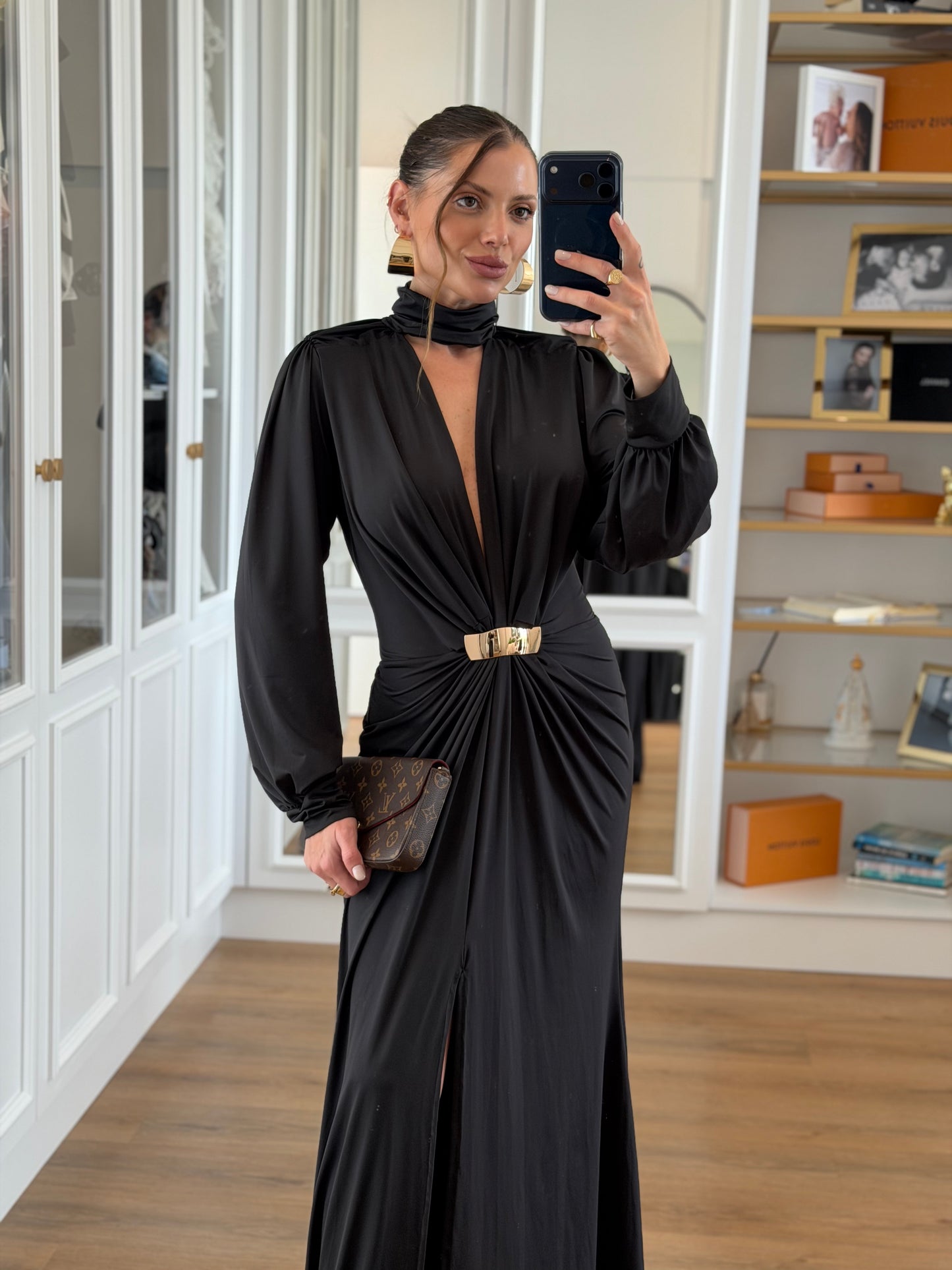 Vestido Longo com Drapeado e Fivela Dourada Quadrada