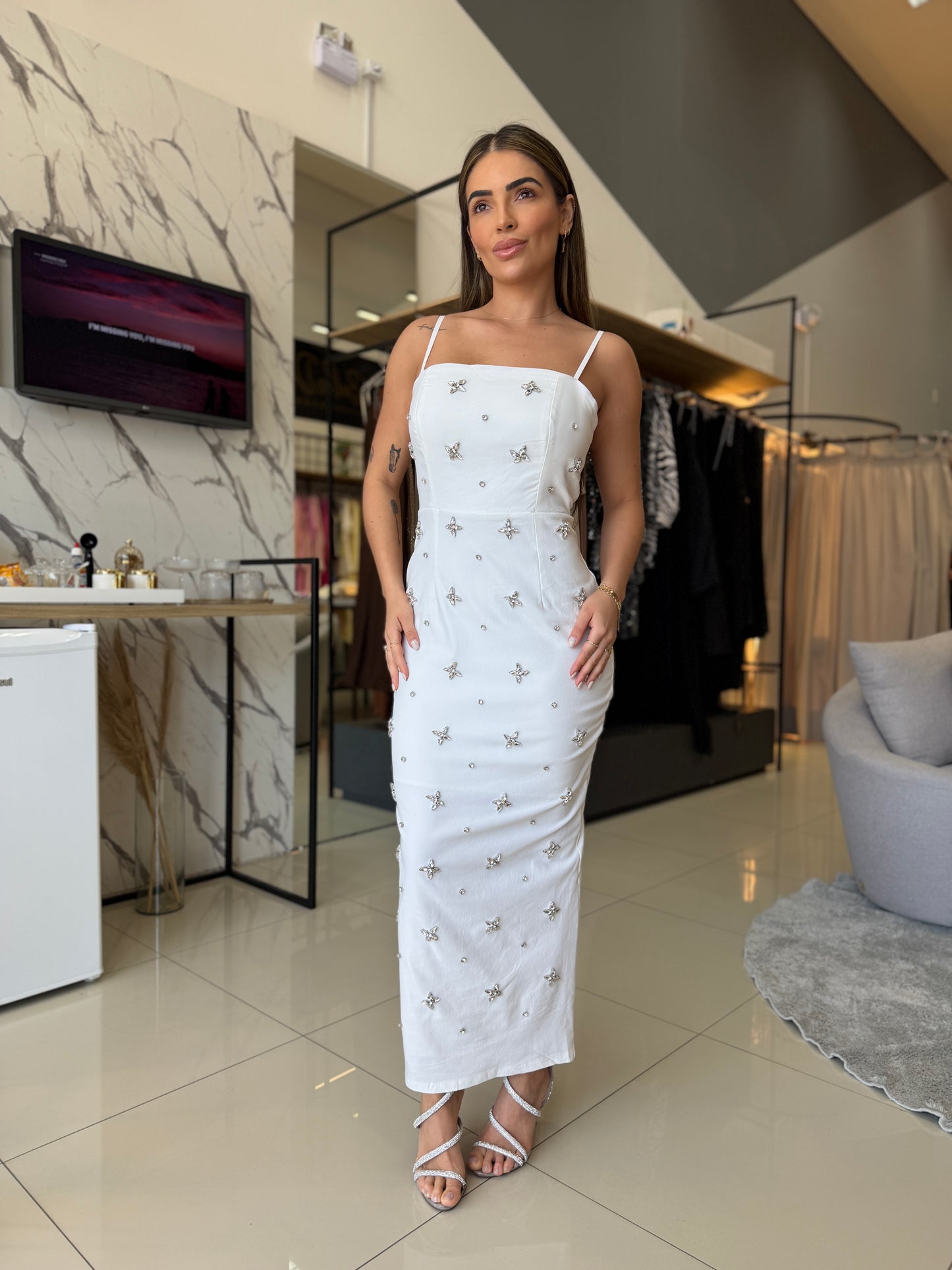 Vestido Midi Ajustado com Aplicações Brilhantes