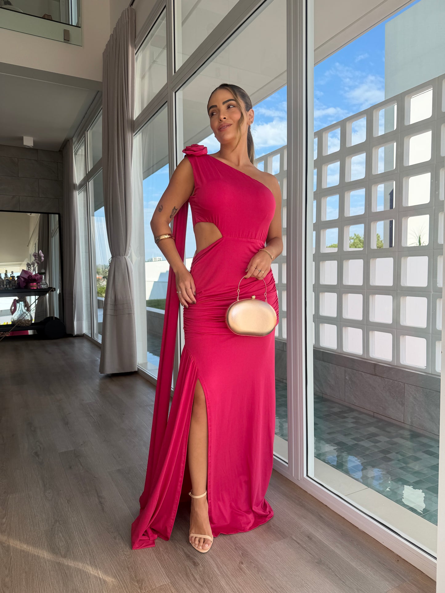 Vestido Um Ombro Só com Fenda e Detalhe Flor