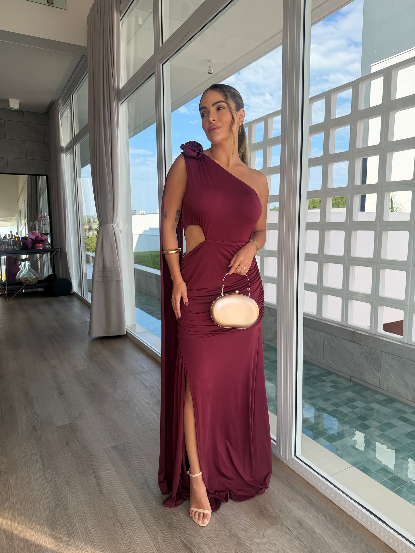 Vestido Um Ombro Só com Fenda e Detalhe Flor