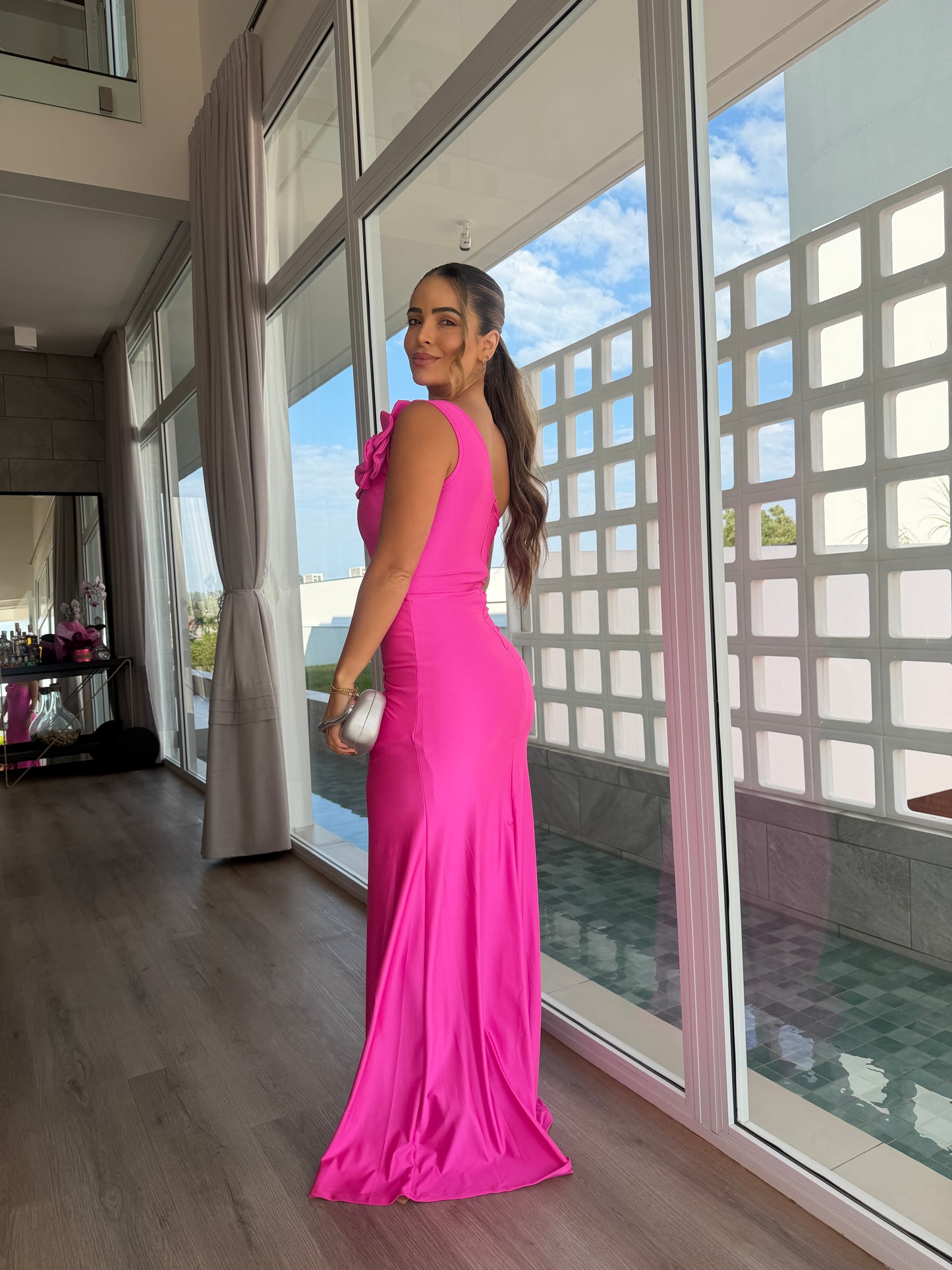 Vestido Longo Um Ombro Só com Flor e Fenda Frontal