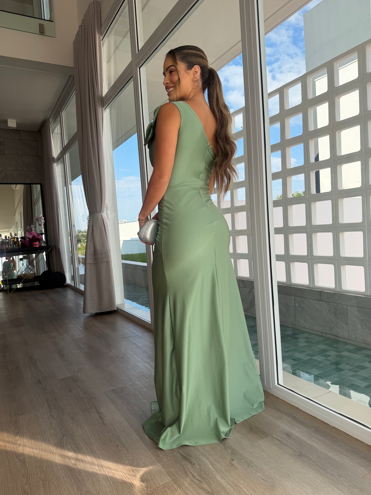 Vestido Longo Um Ombro Só com Flor e Fenda Frontal