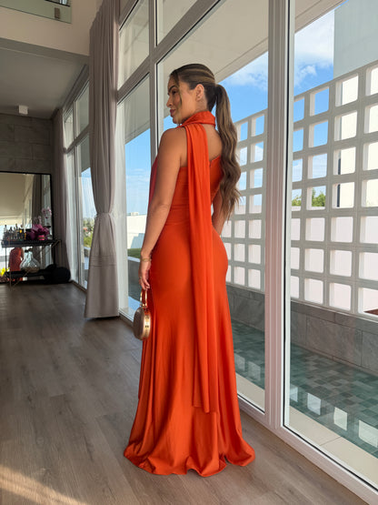 Vestido Longo Elegante com Fenda e Detalhe de Faixa