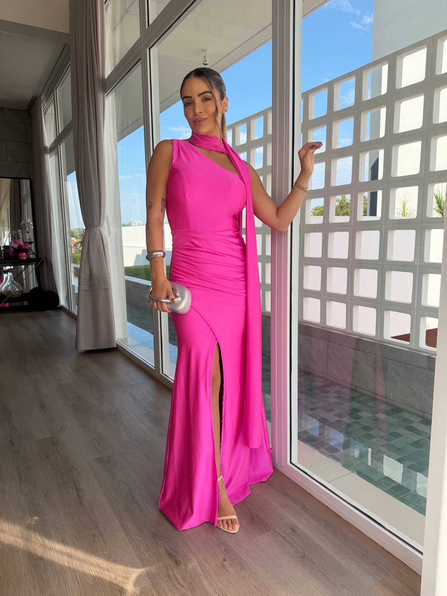 Vestido Longo Elegante com Fenda e Detalhe de Faixa