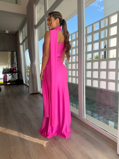 Vestido Longo Elegante com Fenda e Detalhe de Faixa