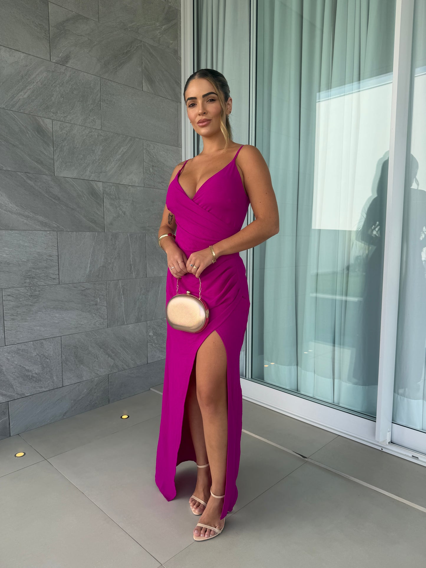 Vestido com Alças Finas Drapeado e Fenda Lateral