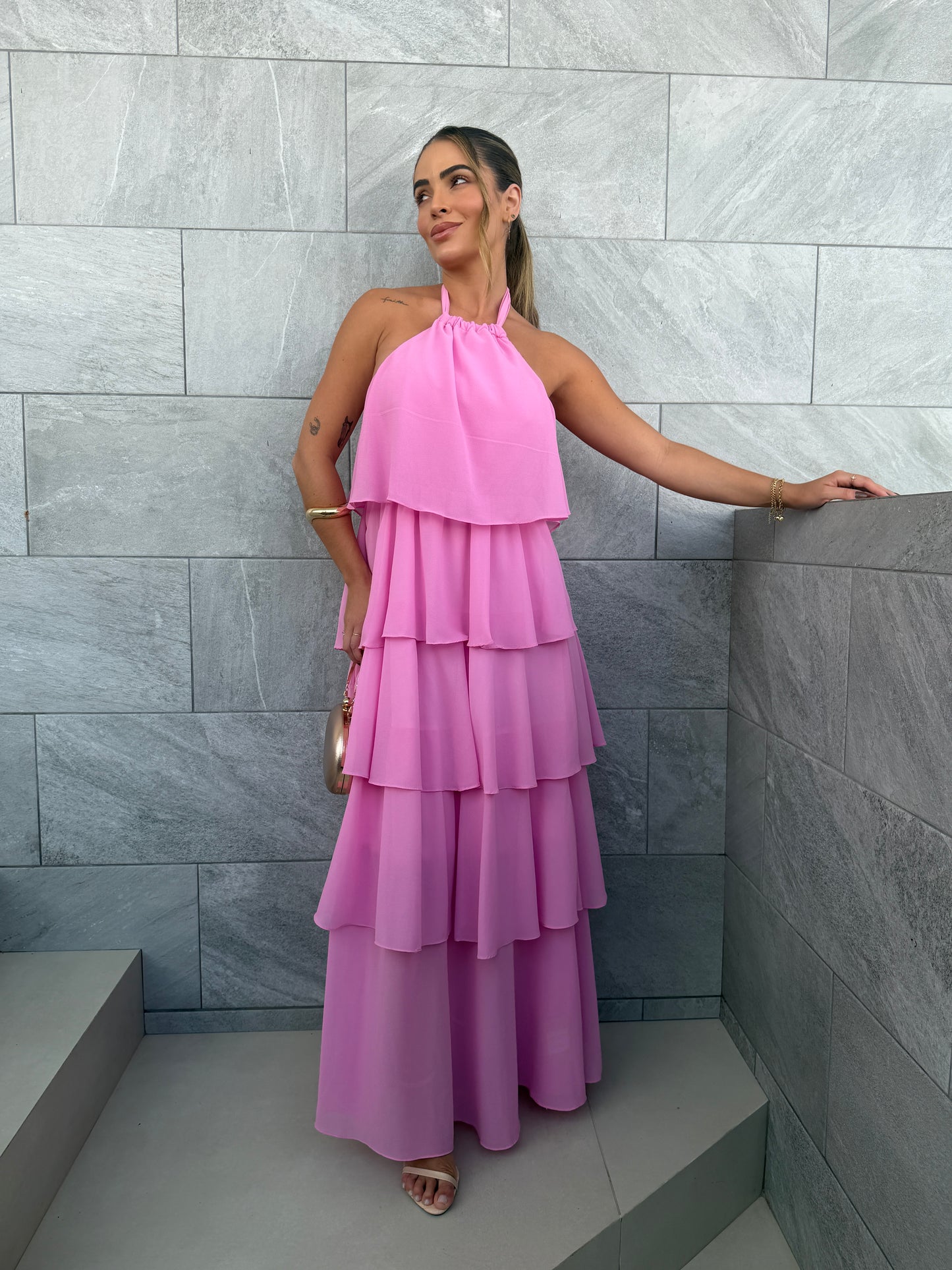 Vestido Longo em Camadas e Caimento Fluido