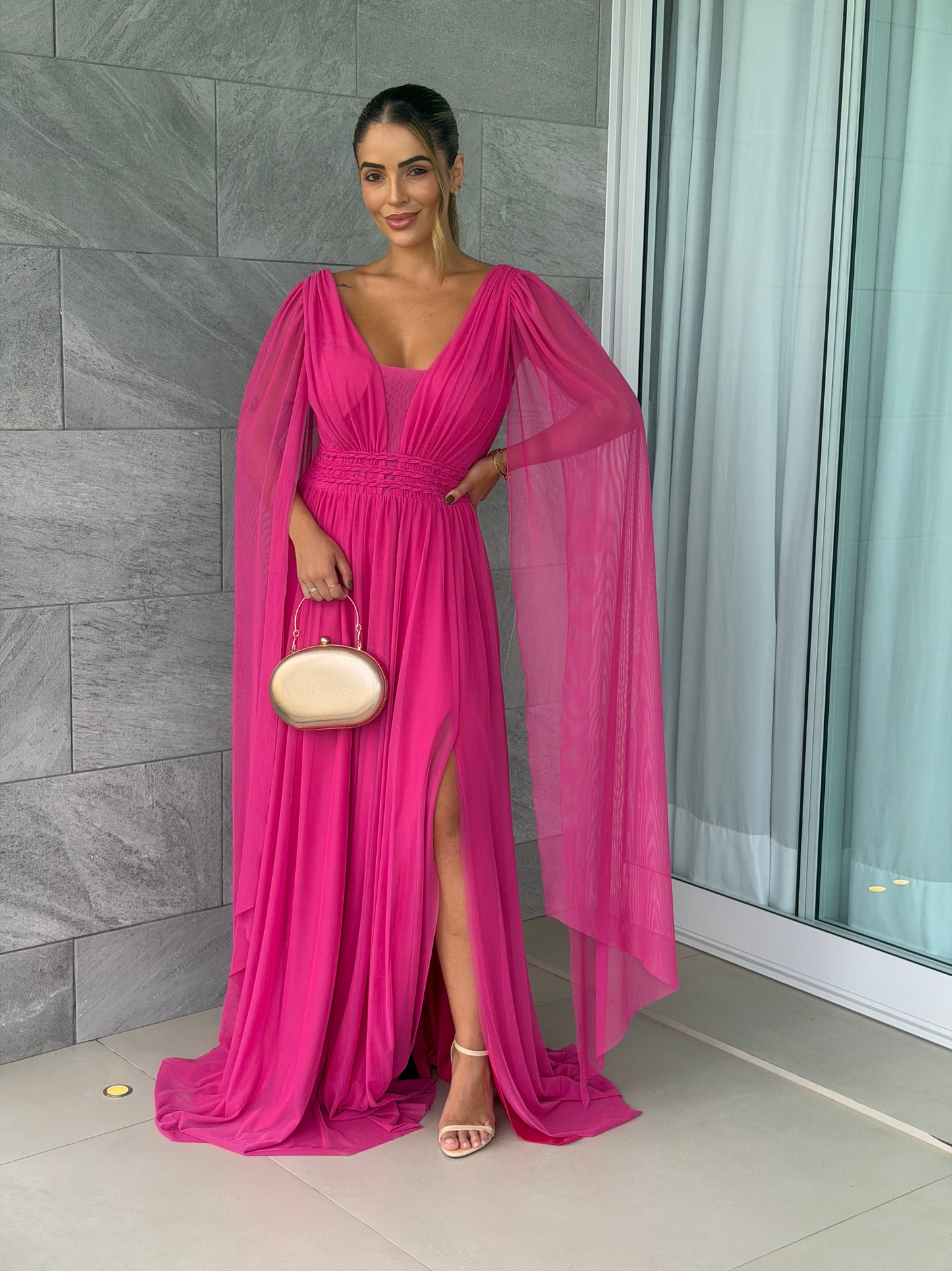 Vestido com Manga Capa, Fenda e Decote Profundo