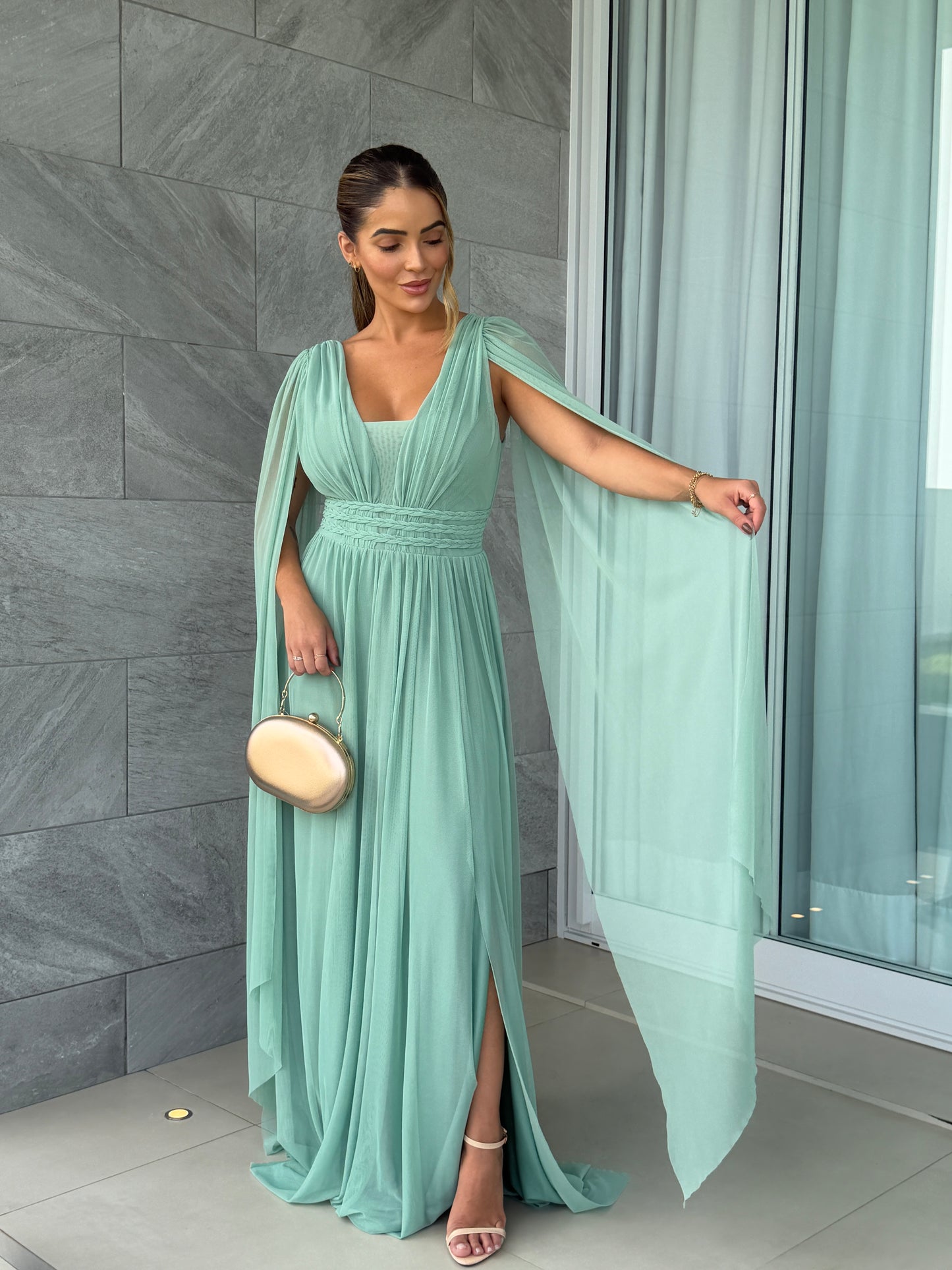 Vestido com Manga Capa, Fenda e Decote Profundo