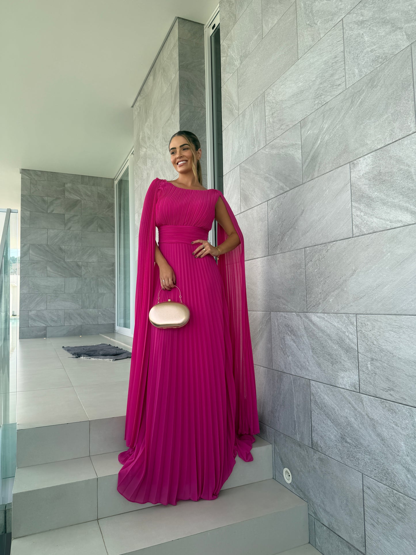 Vestido Longo Plissado com Manga Capa e Caimento Fluido