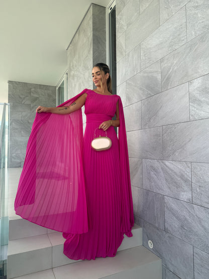 Vestido Longo Plissado com Manga Capa e Caimento Fluido