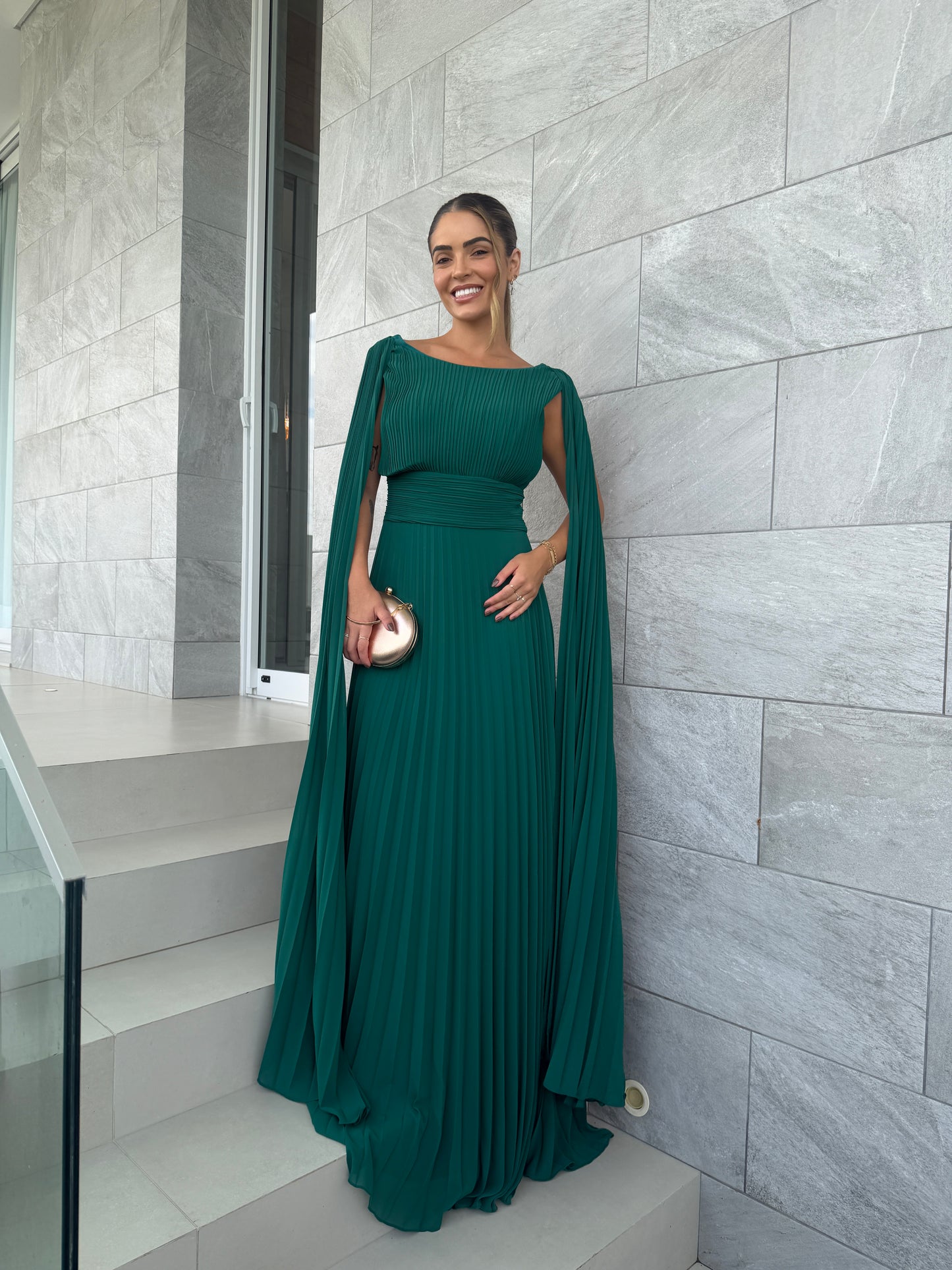 Vestido Longo Plissado com Manga Capa e Caimento Fluido