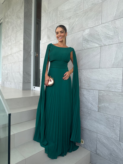 Vestido Longo Plissado com Manga Capa e Caimento Fluido