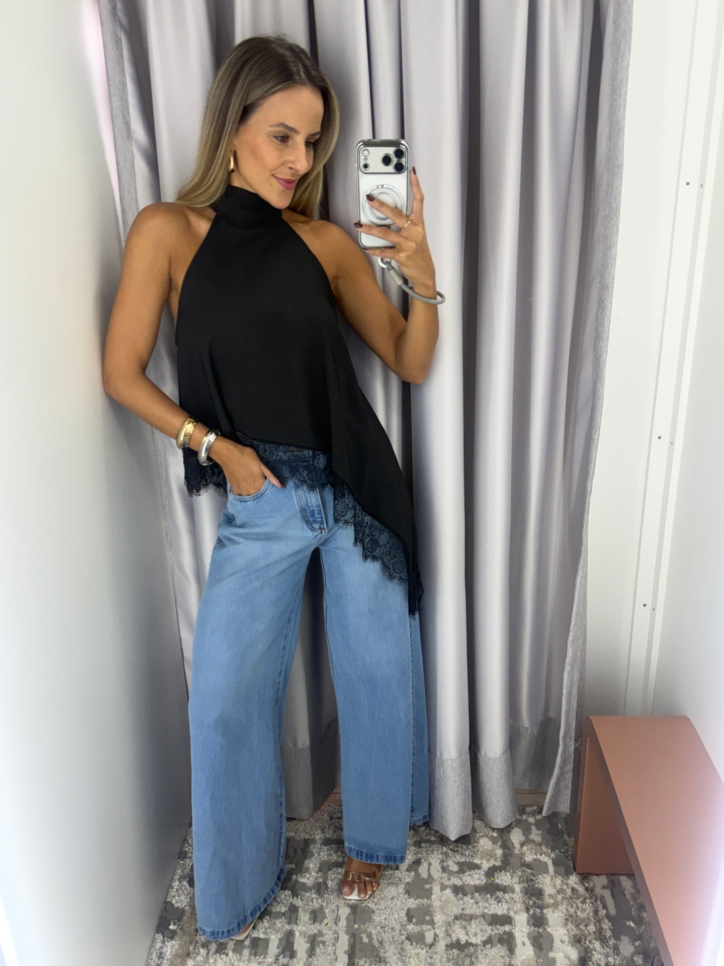 Blusa Gola Alta Assimétrica com Barra em Renda