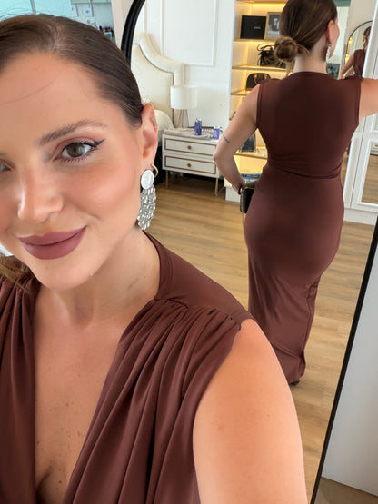 Vestido Longo com Decote Profundo Drapeado e Modelagem Ajustada
