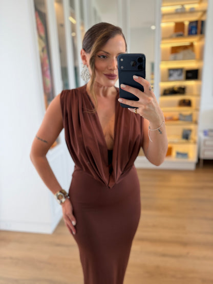 Vestido Longo com Decote Profundo Drapeado e Modelagem Ajustada