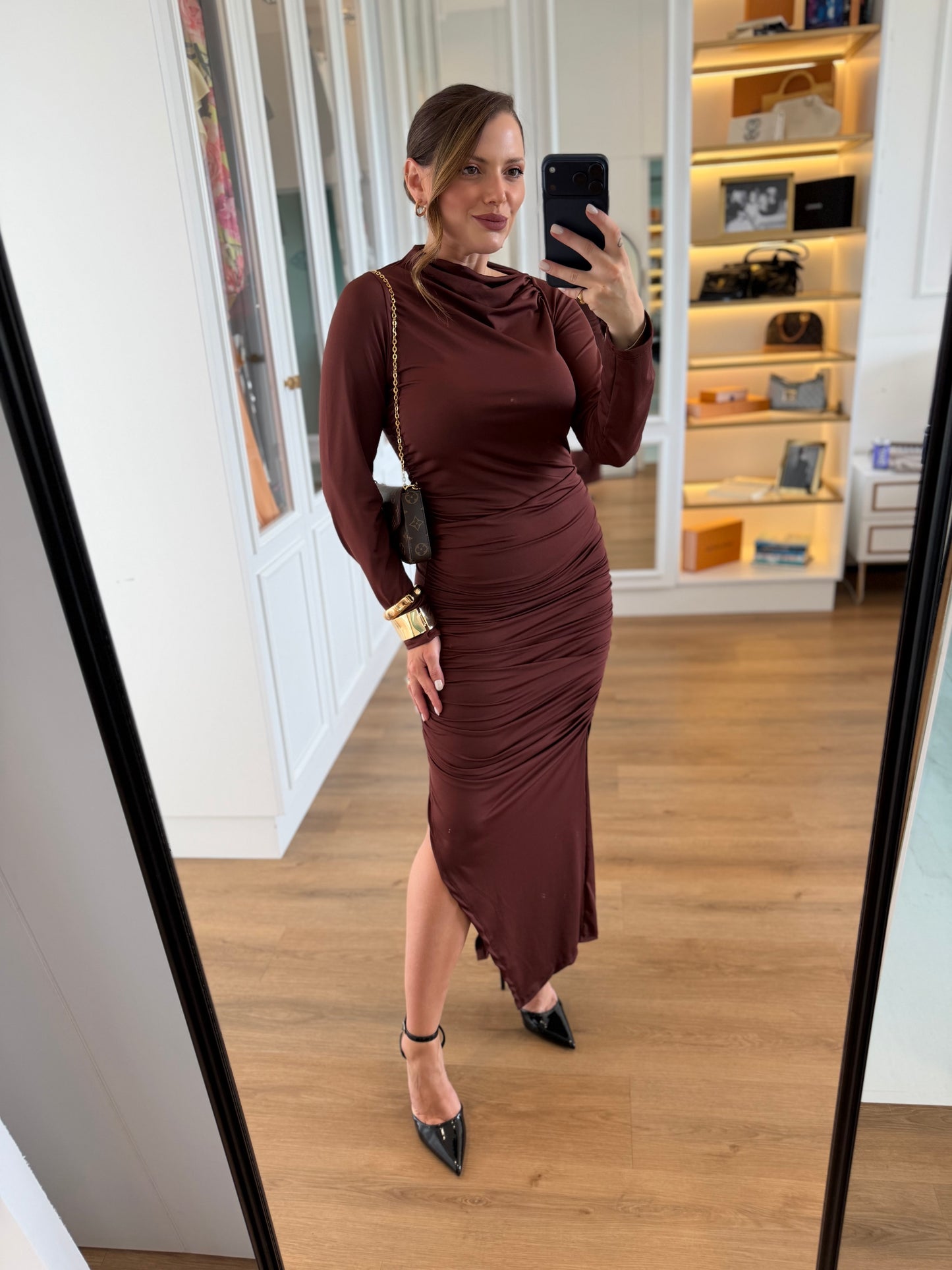 Vestido Midi Drapeado com Manga Longa e Fenda Lateral