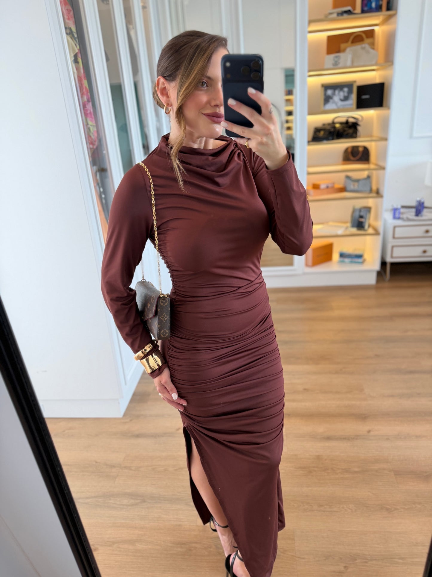 Vestido Midi Drapeado com Manga Longa e Fenda Lateral