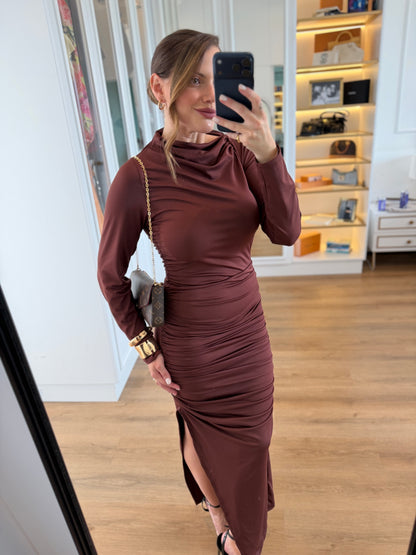 Vestido Midi Drapeado com Manga Longa e Fenda Lateral